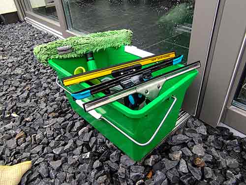 Fensterputzer mit seinem Material zur Fensterrreinigung
