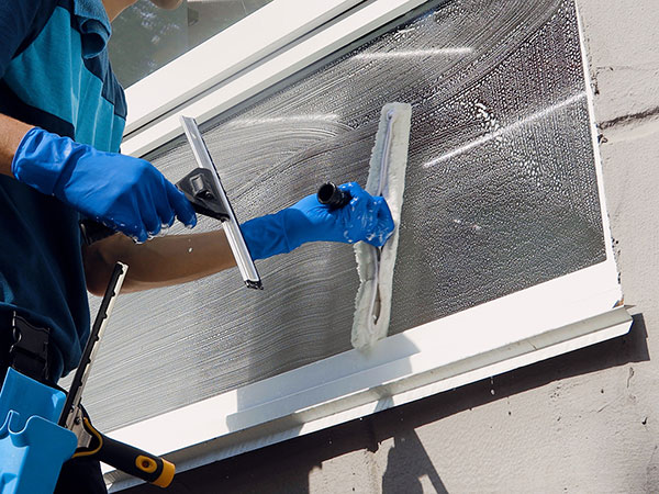 Fensterputzer bei der Glasreinigung
